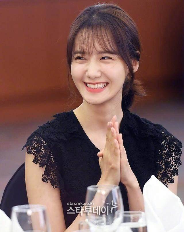 大家不妨借鉴一下,林允儿的这款发型,最值得借鉴的地方就是刘海,这款