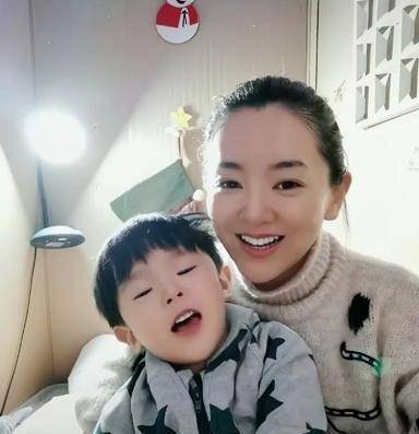 月亮姐姐罕晒儿子近照,正好留锅盖头可爱帅气,意外暴露豪宅装潢_妈妈