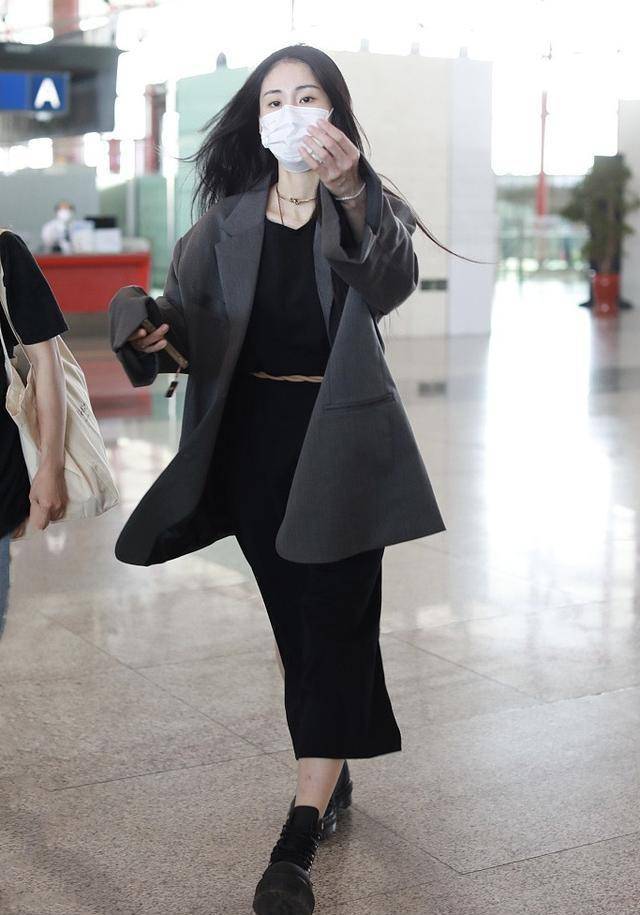 张碧晨很瘦穿衣有范,宽大西装玩"男友风",长裙配靴子却露脚踝_变化_版
