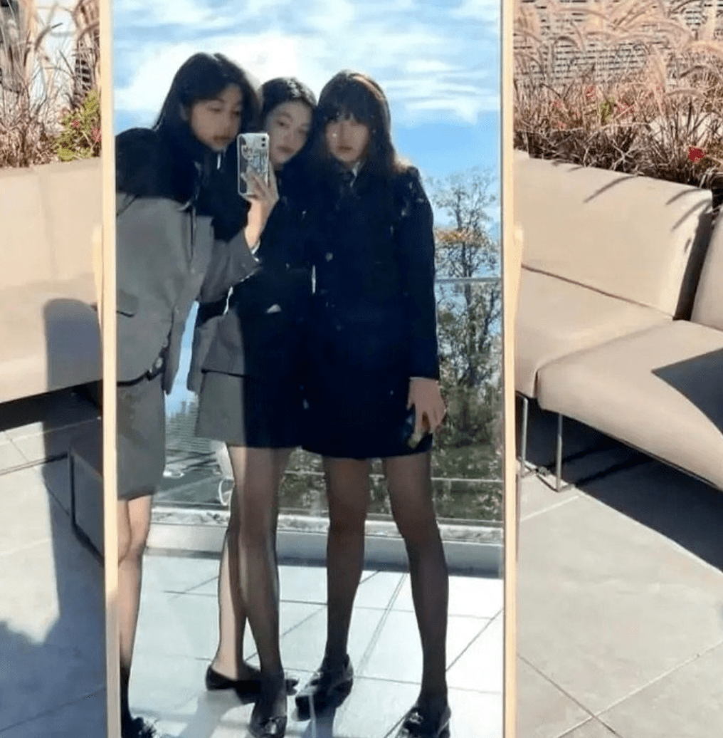 亦或是穿着黑色丝袜,与好友们一同合影.