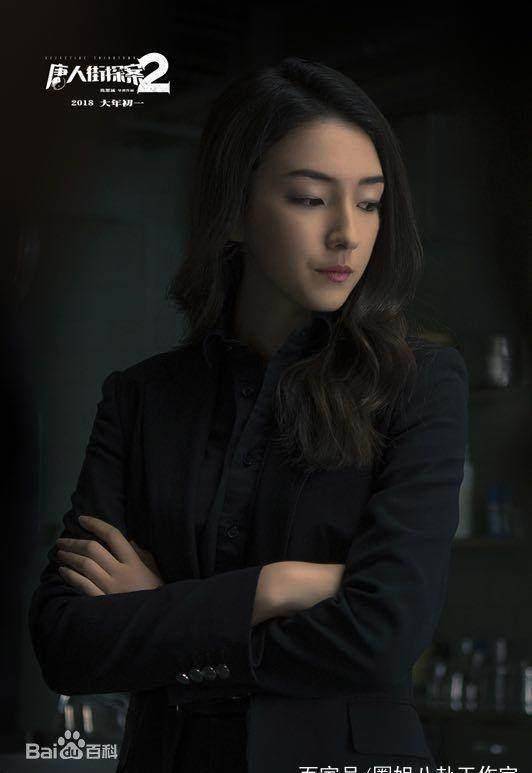 刘承羽是中意混血,因此五官立体,但是极为巧妙的是