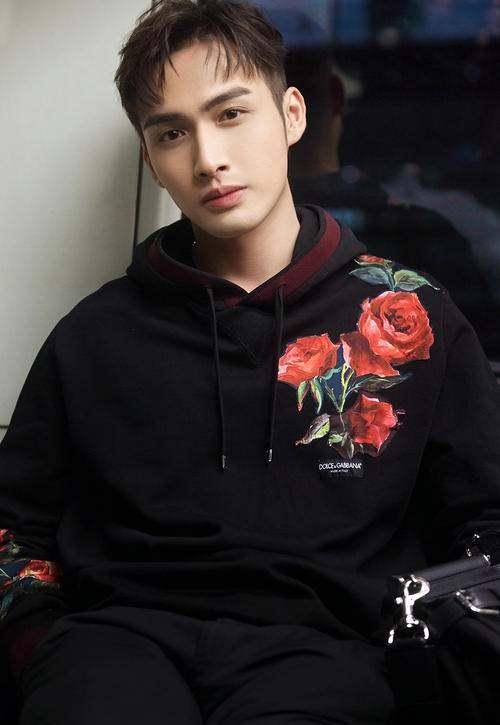 张彬彬晒出自己头围61cm,你喜欢这样风趣可爱的男神吗?