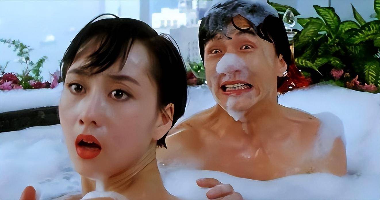 1992年,利智与成龙一起合作了电影双龙会,在片中,成龙就一览利智曼妙