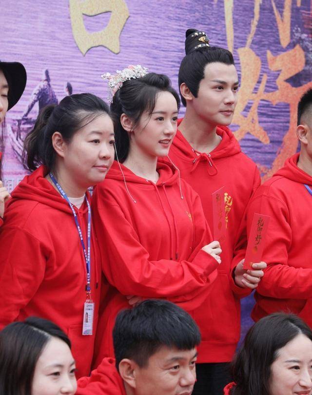 袁冰妍新剧开机,换上戏服拍合影,越看越像赵丽颖_赵露思_圆脸_照片