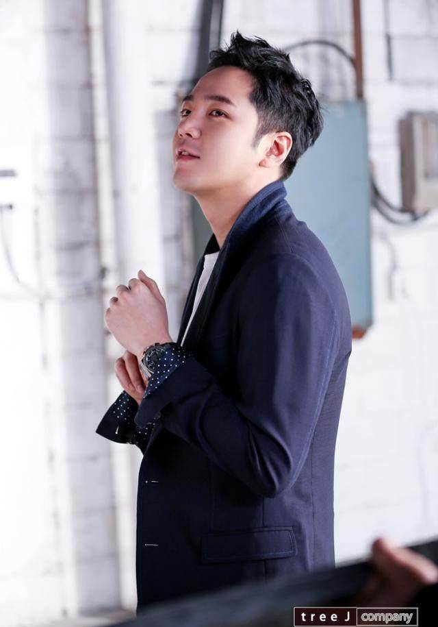 张根硕最新剧照帅得一脸,剪了短发清新感十足,正如回到18岁容颜_样子