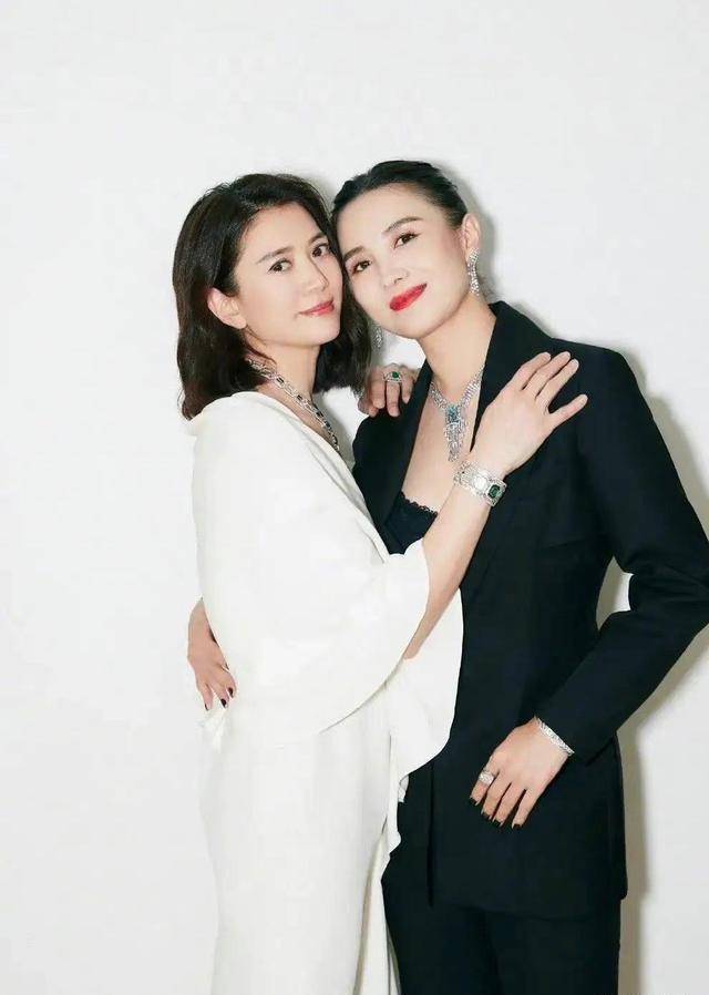 袁咏仪与宋佳亲密合影,把老公晾在一边不说,李现也只能干瞪眼_张智霖