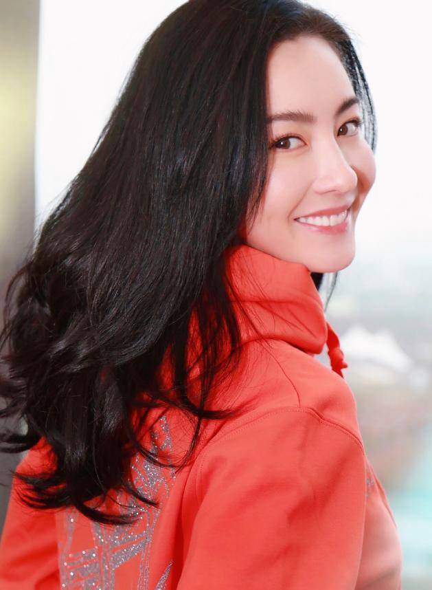 张柏芝晒"干净美照",穿印花裙配时髦紫发,女神范能让前夫后悔_形象