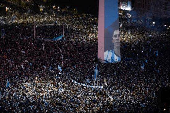 英雄的胜利！超过20万阿根廷球迷列队欢迎梅西，梅西差点被电缆“挡住”