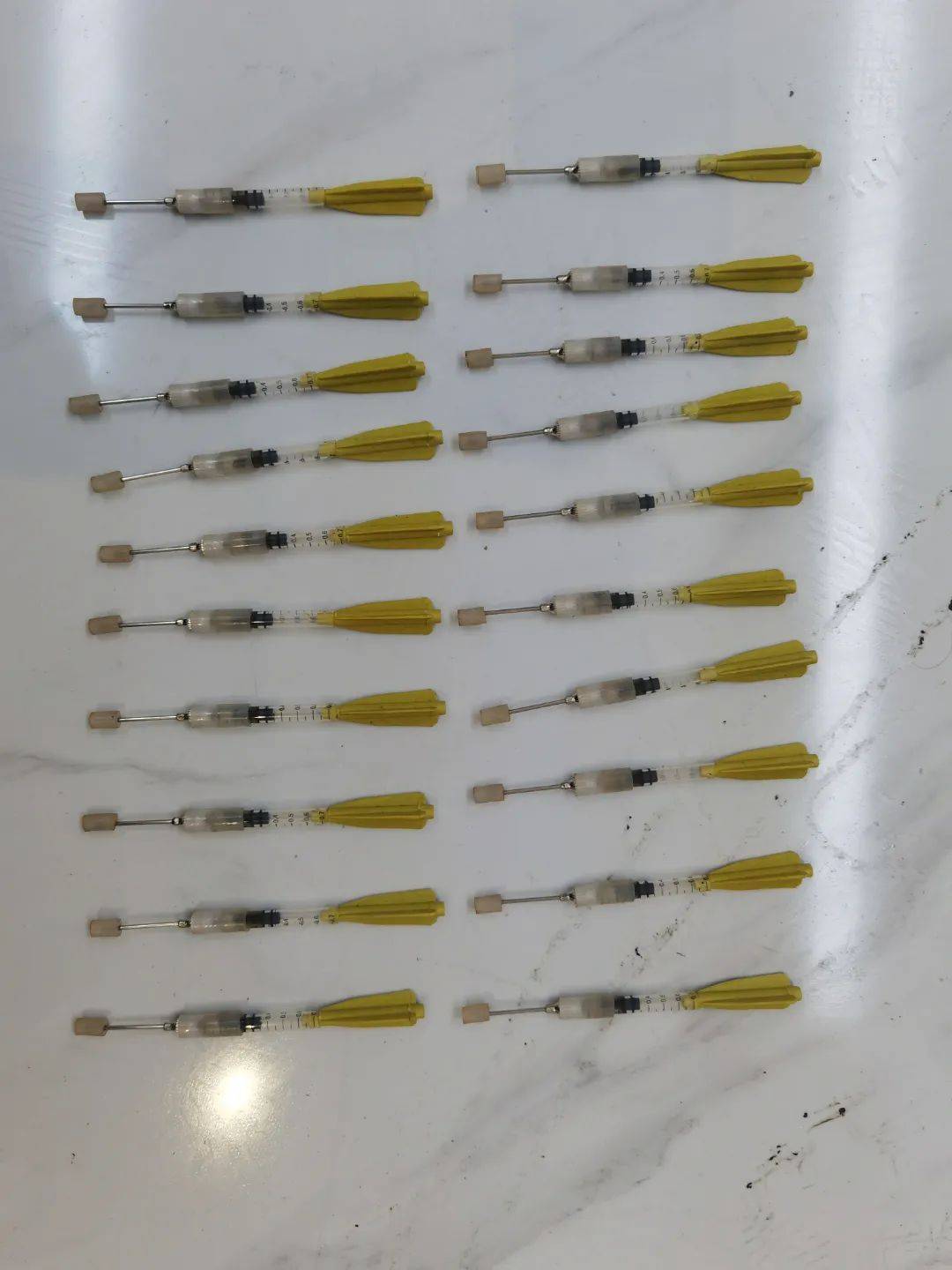 经侦查查明,犯罪嫌疑人傅某通过非法渠道找人购买氯化琥珀胆碱,"三步