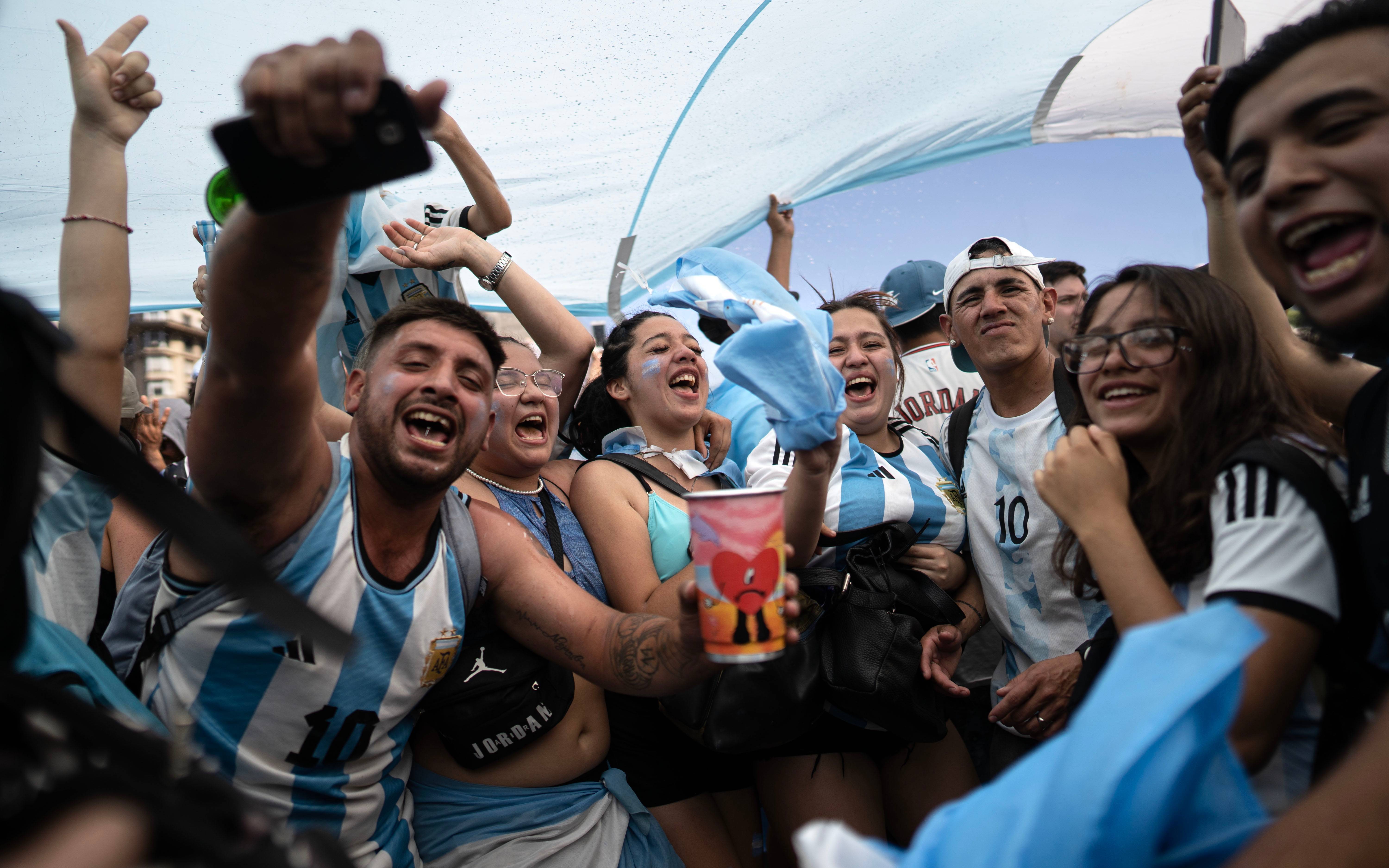 百万球迷迎接阿根廷队凯旋，球队改乘直升机巡游