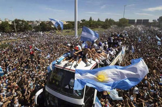 20万人接机 400万人游行 梅西率队夺冠 阿根廷球迷疯狂庆祝
