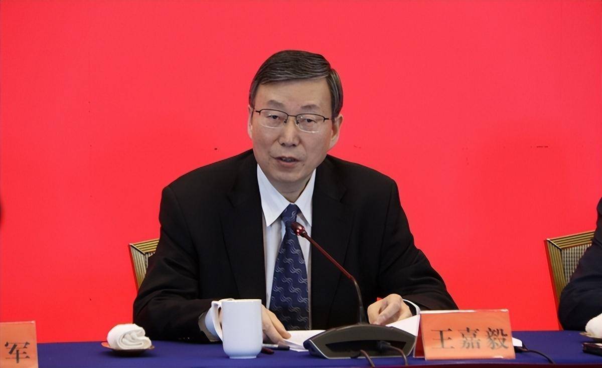 国务院任免国家工作人员:任命王嘉毅为教育部副部长;免去郑富芝的教育