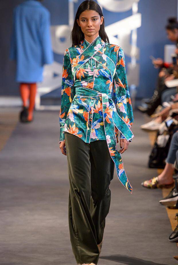 简单大方的外形设计,看上去更加清爽自如_衣服_剪裁_张扬