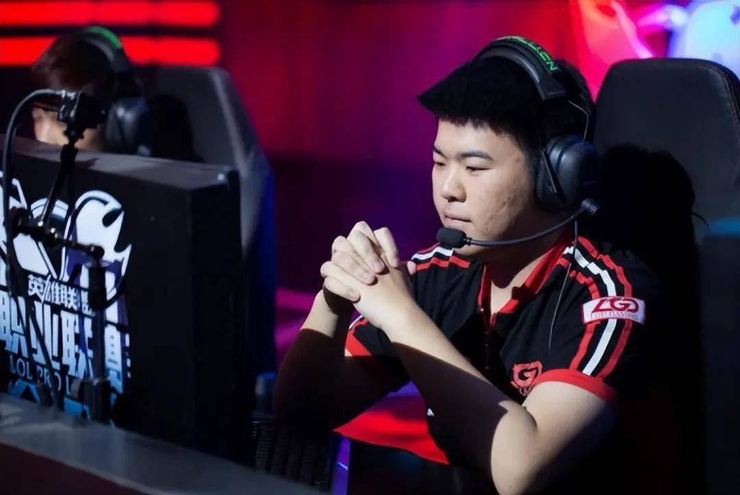 韦神godv退役却遭嘲讽,一个反向q被吐槽了整整7年_操作_游戏_赛场