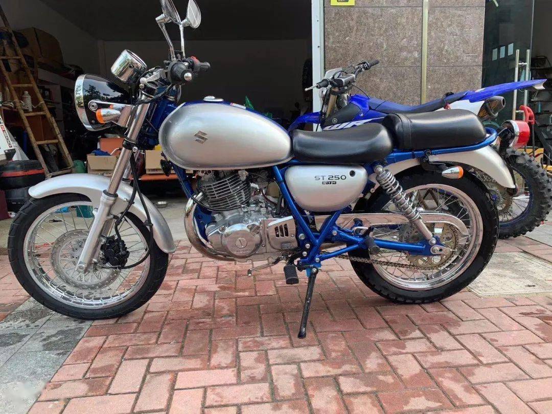 st400则是铃木在90年代后期针对雅马哈sr400等400ml级复古车型所打造