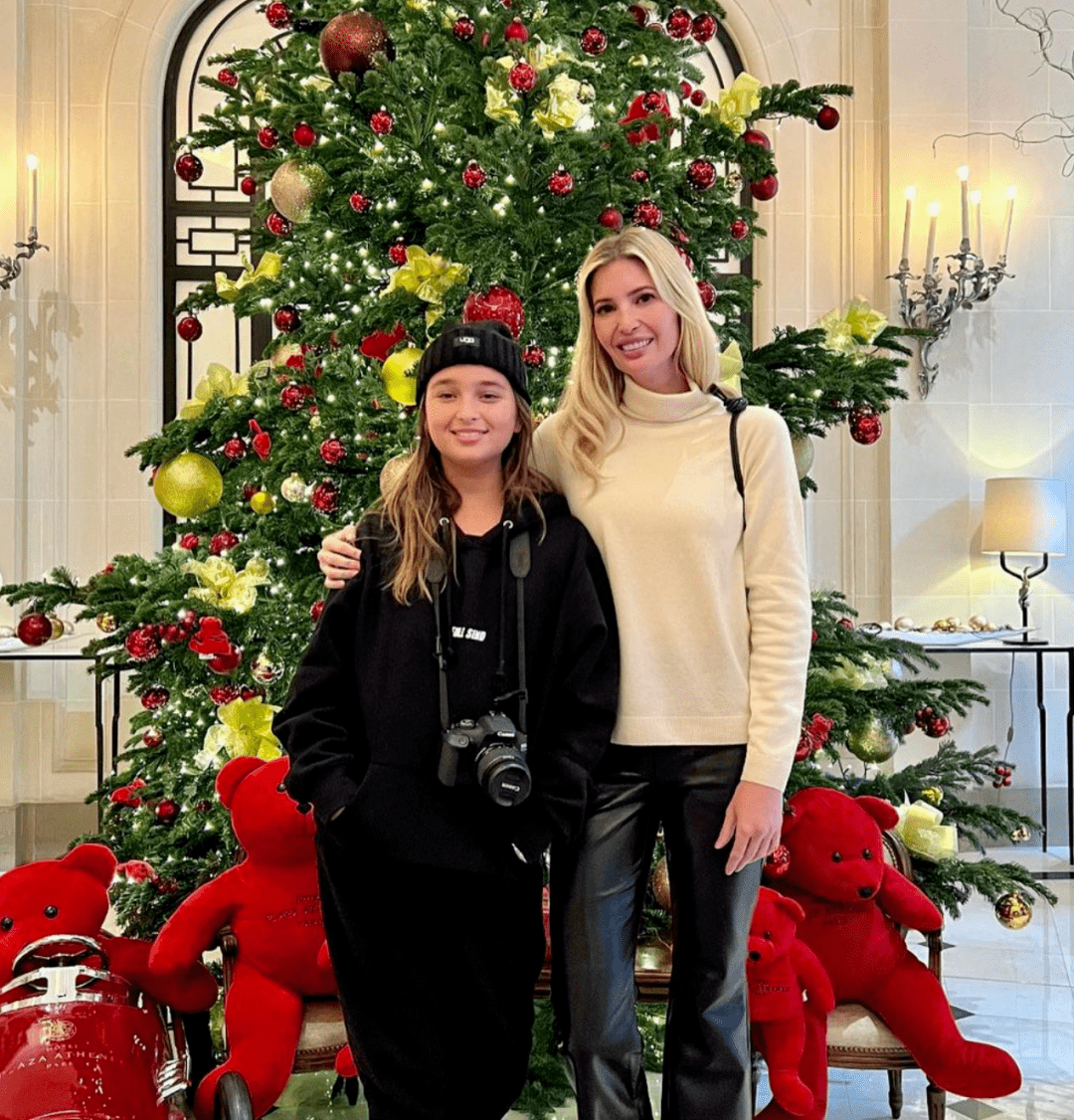 独宠小棉袄,女儿气质甜美不输妈妈_阿拉贝拉_法国_母女俩