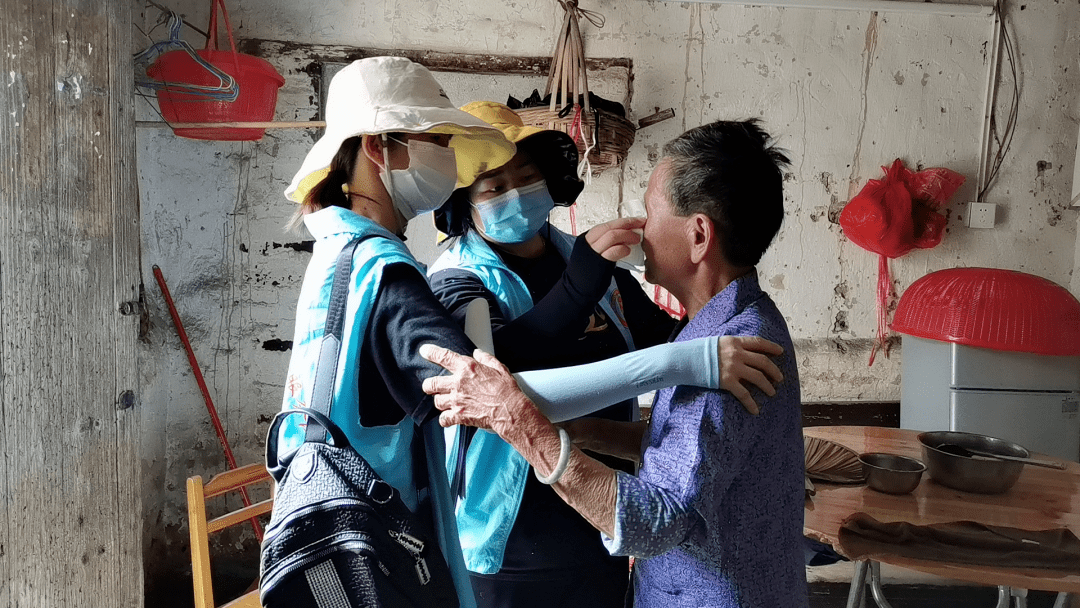 期间,前往浛洸镇第二小学,浛洸镇初级中学,英西中学开展了团体心理