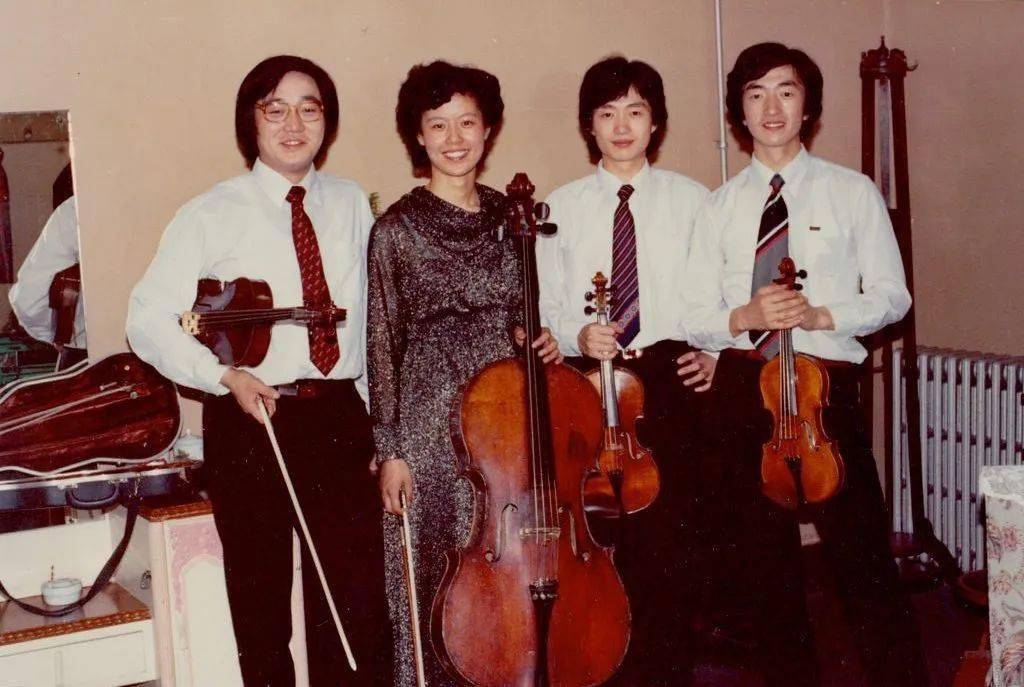 中提琴李宏刚回忆道:"当时俞丽拿老师她们有一个上海音乐学院女子四