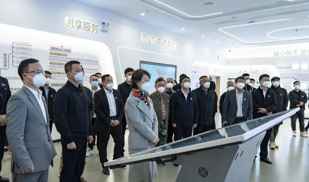市委组织部副部长杨德才,市人社局副局长郑强,县委书记王春雷,县委