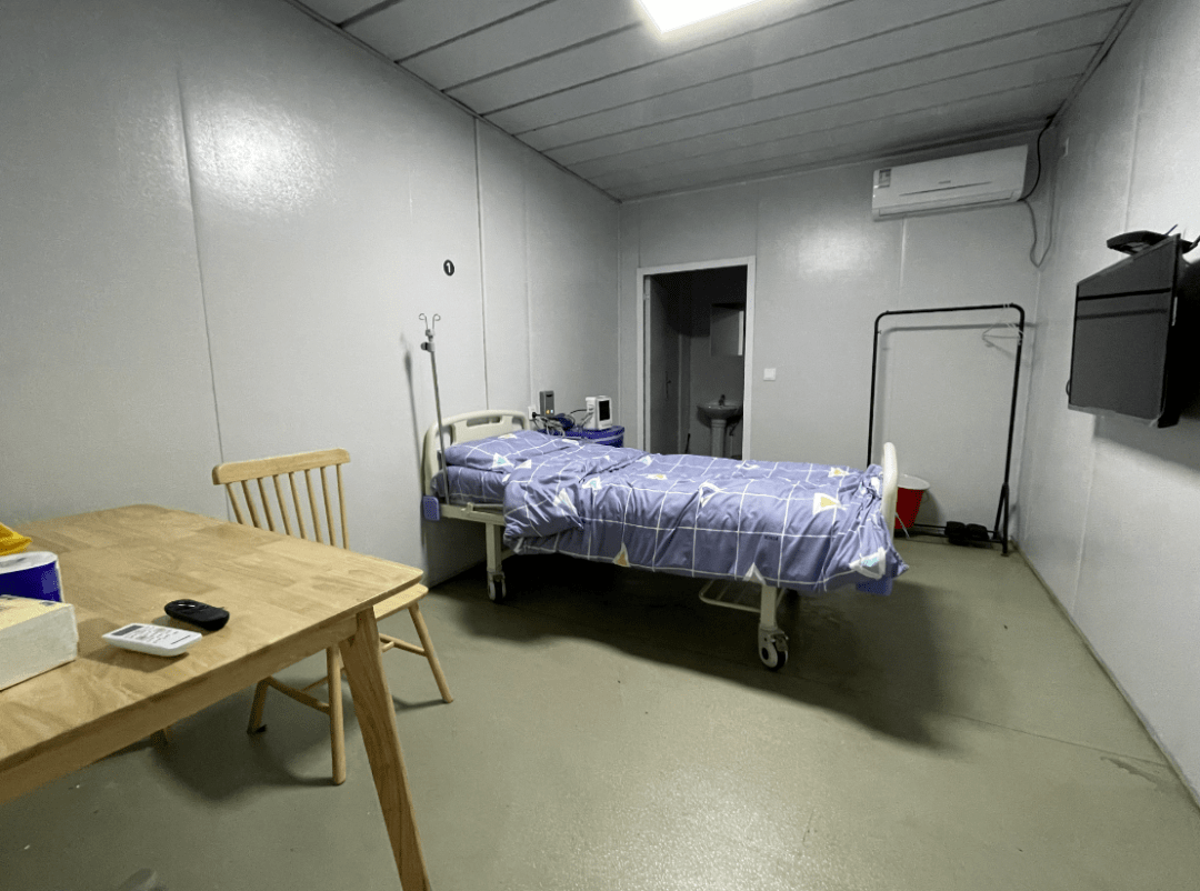 独立卫浴,电视机,空调,桌椅等,每间房间生活设施一应俱全,还有一部分