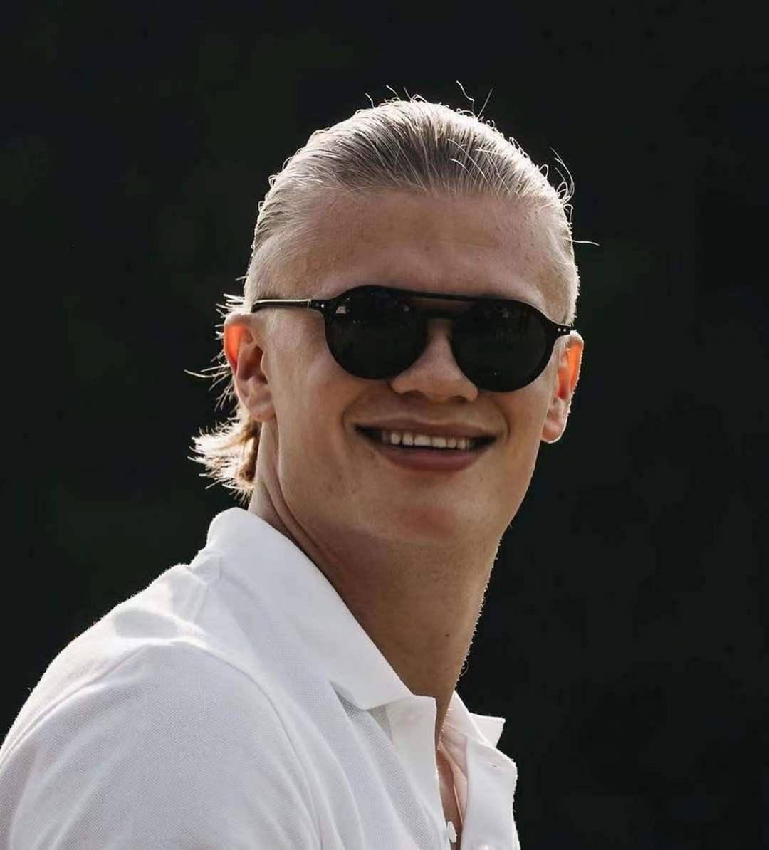 哈兰德晒圣诞节自拍双眼皮高鼻梁22岁魔人布欧也是个俊后生