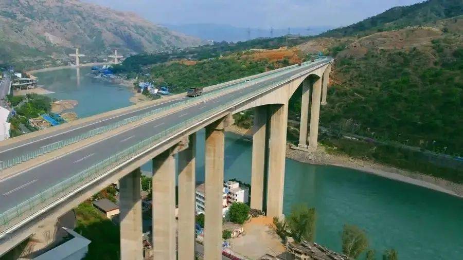 丽攀高速公路攀枝花段 吴晓龙摄12月25日,记者从云南华丽高速公路投资