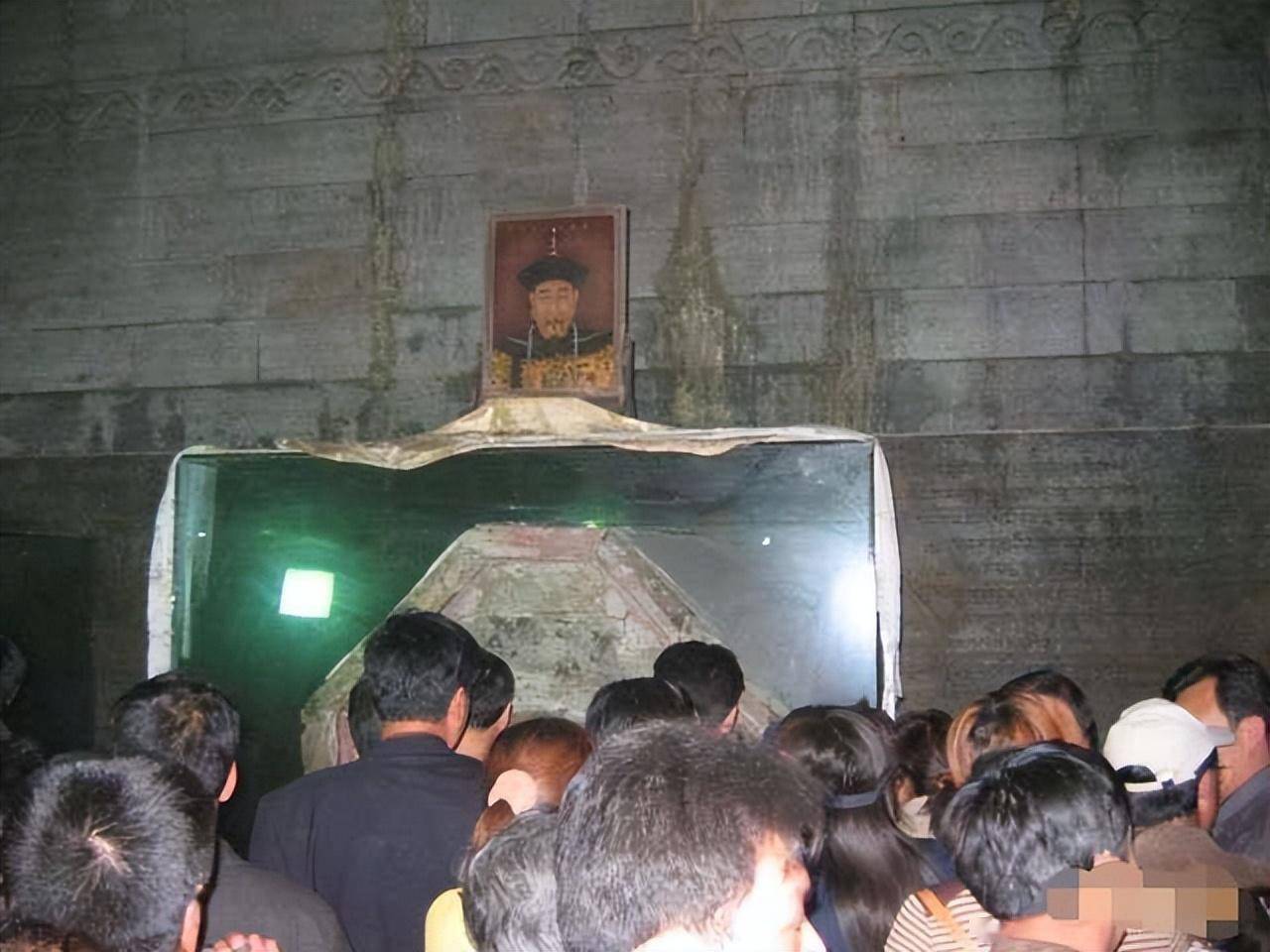 2015年,清东陵被盗,盗墓贼连挖10天无人发现,盗洞深度直达地宫_温僖