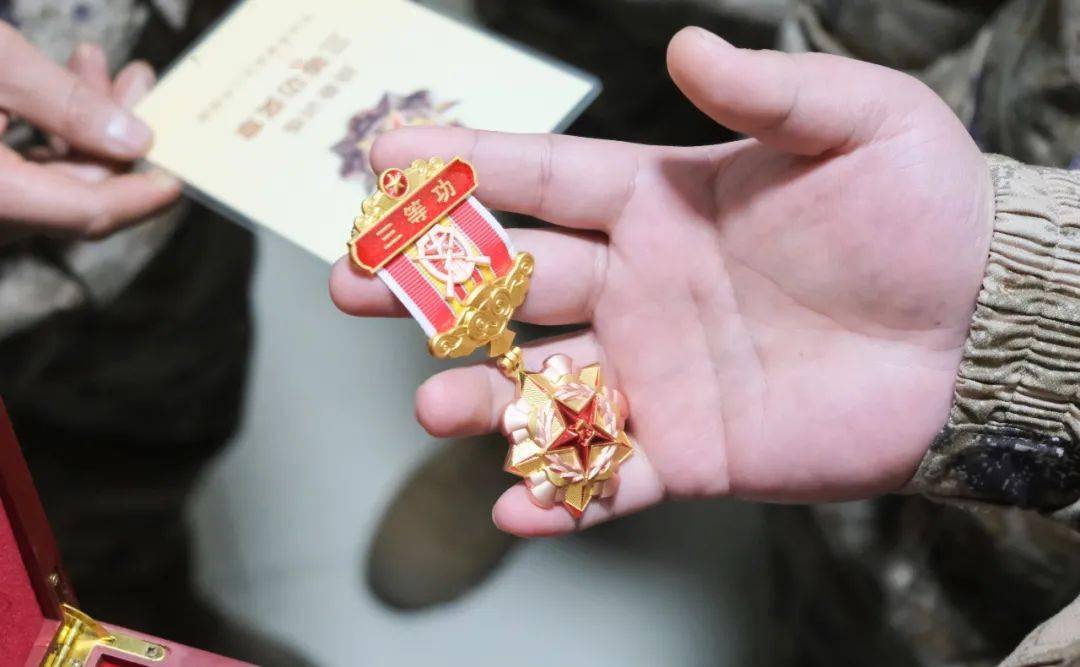军人立功证书上新!_奖章_三等功_军功章