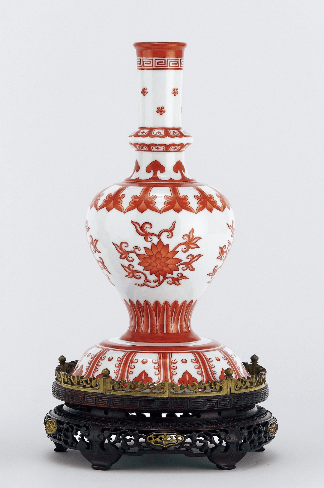 清乾隆矾红彩宝相花藏草瓶一对