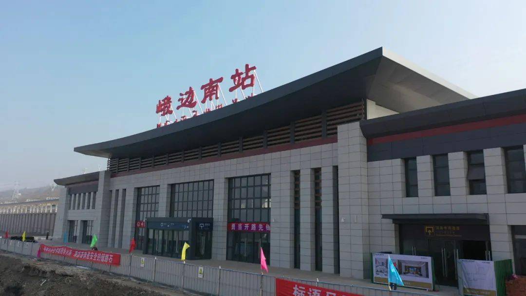 新成昆铁路全长915公里,起自成都南站,沿途经过四川省成都市,眉山市