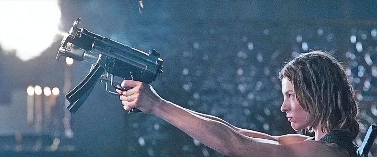 《生化危机2》,米拉·乔沃维奇饰演的爱丽丝双持mp5k冲锋枪
