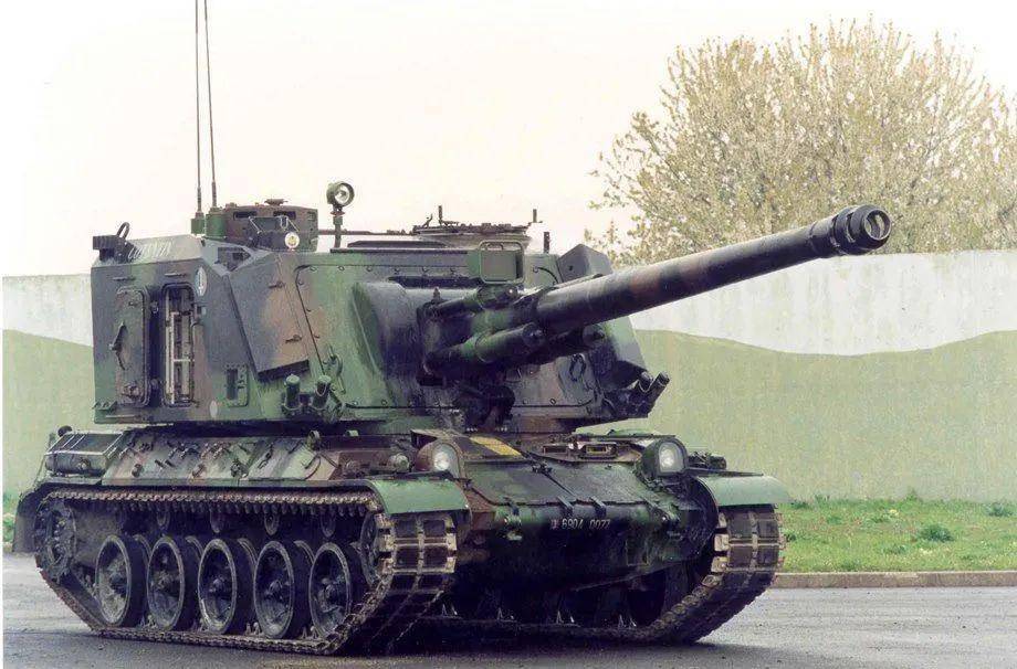但同样替代查狄伦的中型坦克amx-30,却也衍生出了一款自行火炮:北约