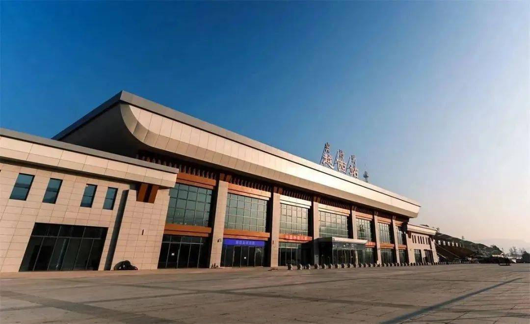 越西站位于凉山彝族自治州越西县哈莫洛村.