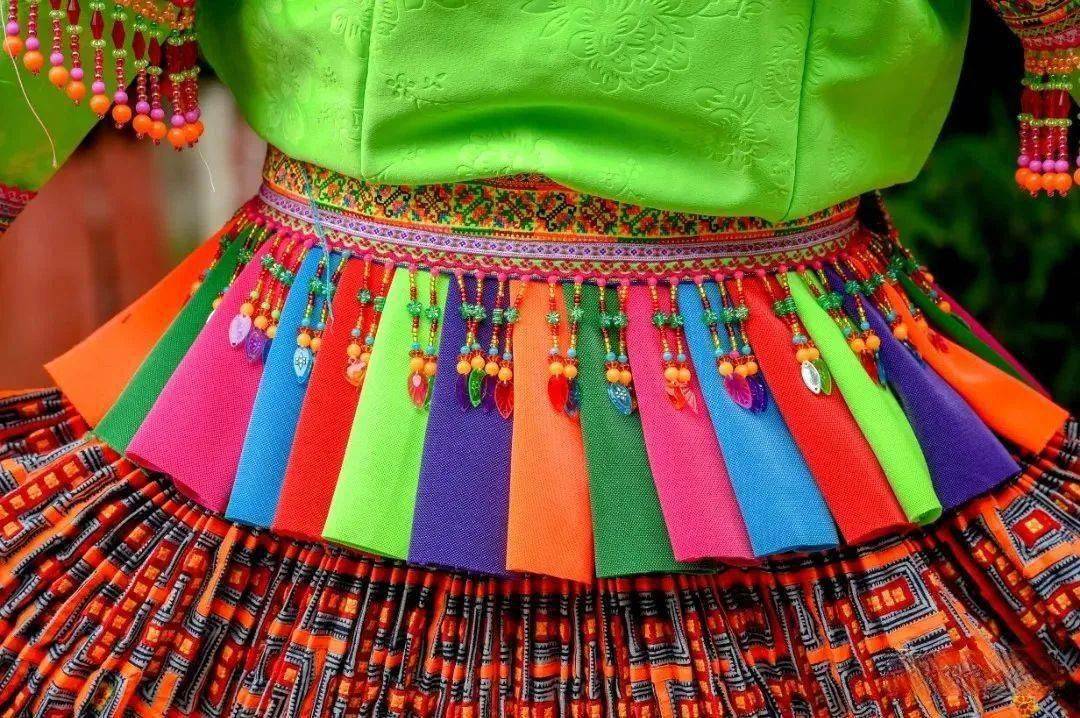 【康养胜地 人文兴义】望谟鲁邑村:精美红苗服饰惹人爱_刺绣_裙子_乐