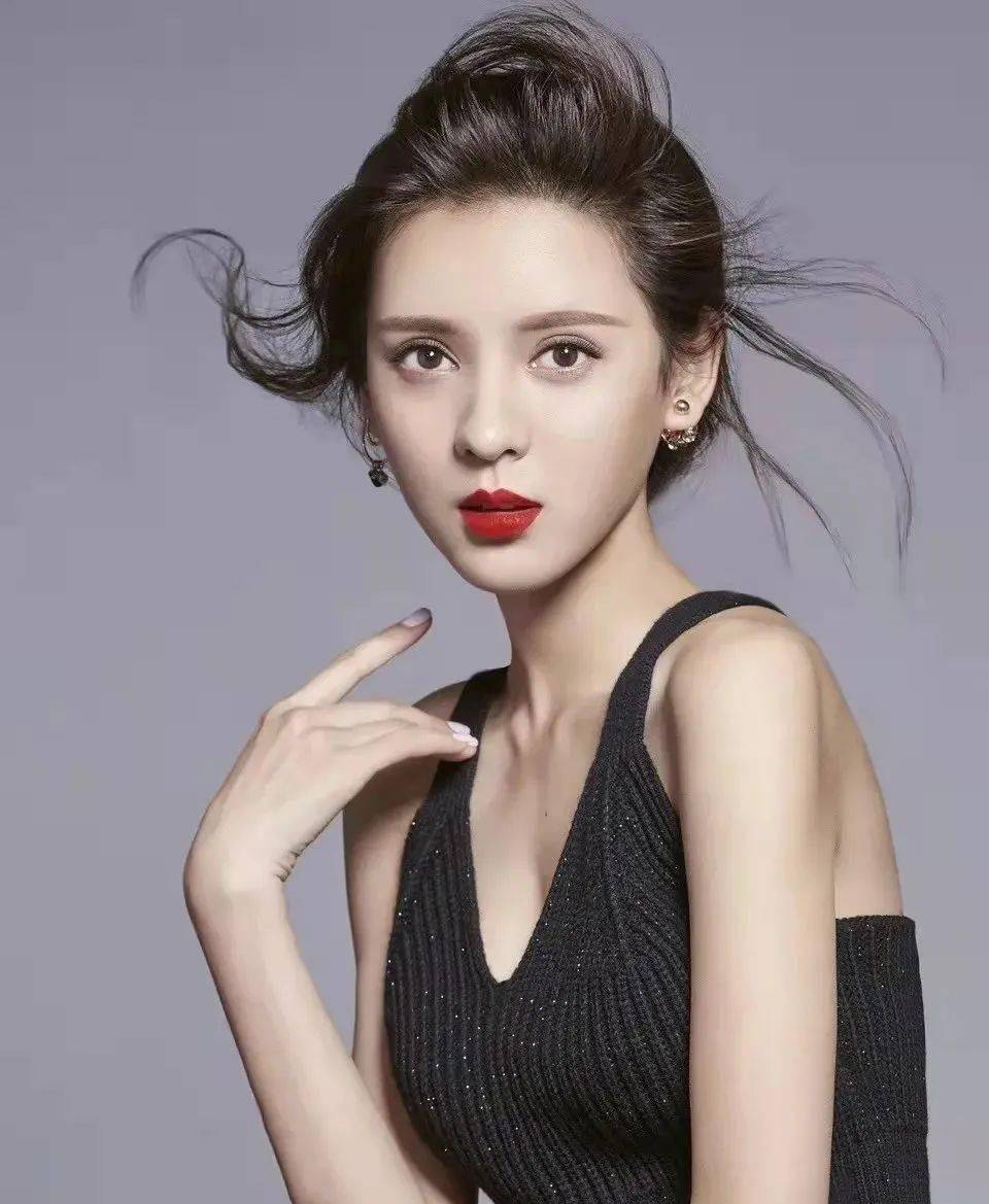 猫系冷艳美人_张予曦_瑞丽_内地