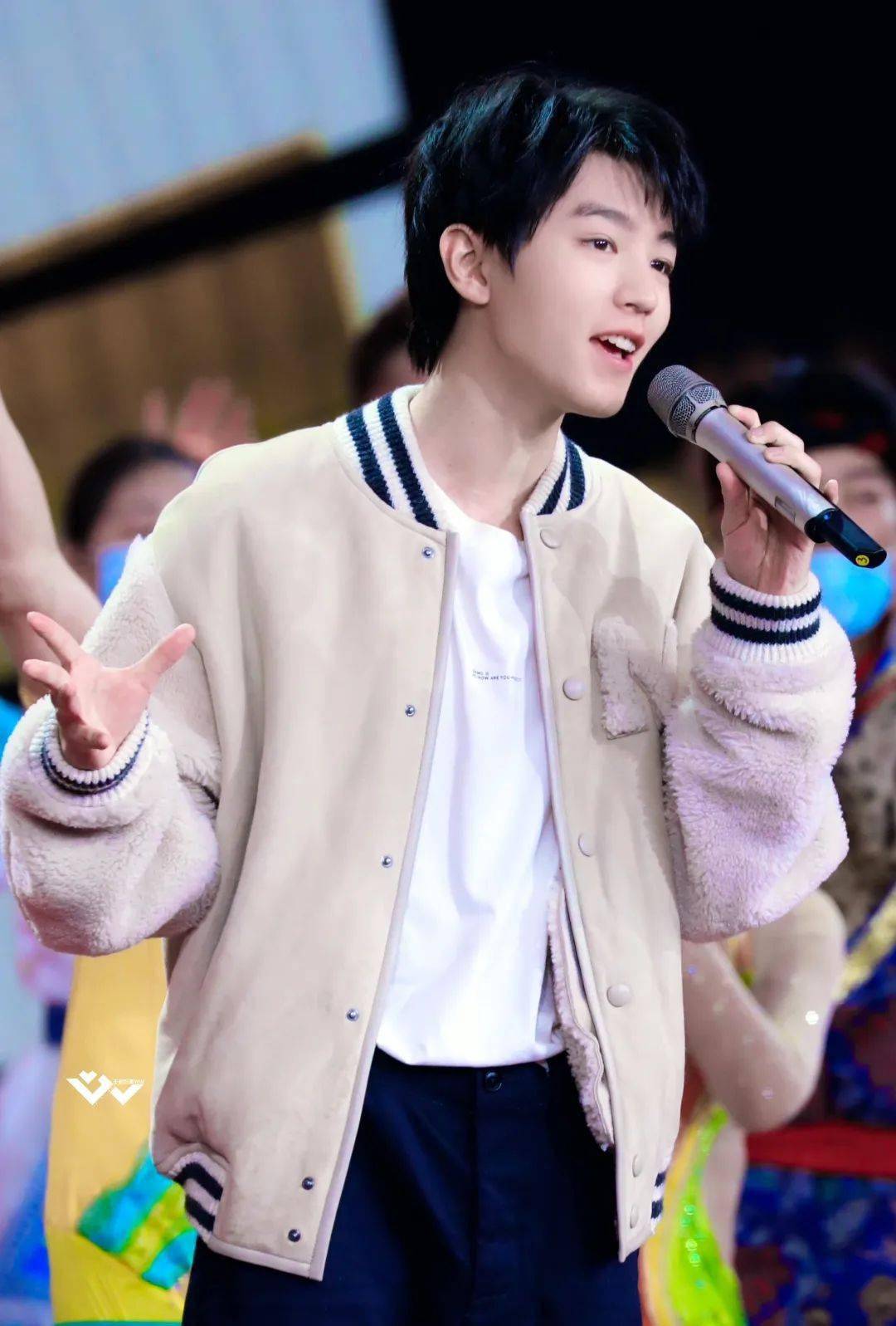 王俊凯宁德心连心活动,主动给小朋友递西瓜,和他们说再见_哥哥_工作