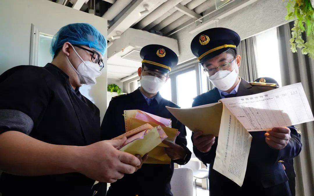 了其经营资质,检查了人员健康监测,进货索证索票和进货台账记录情况