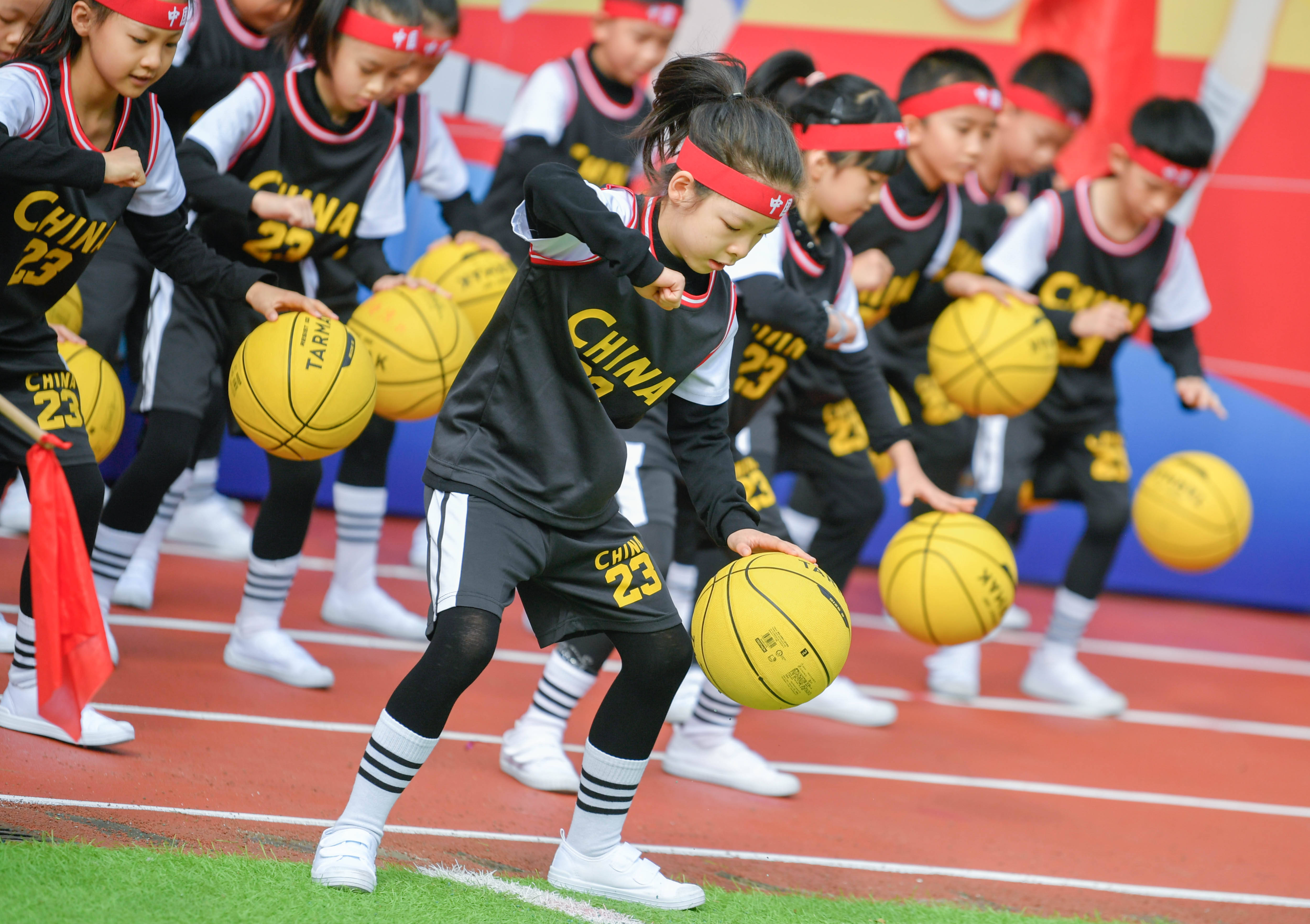 学校举行体育节活动 花式庆祝 铁一小学ip形象福虎表情包上线从