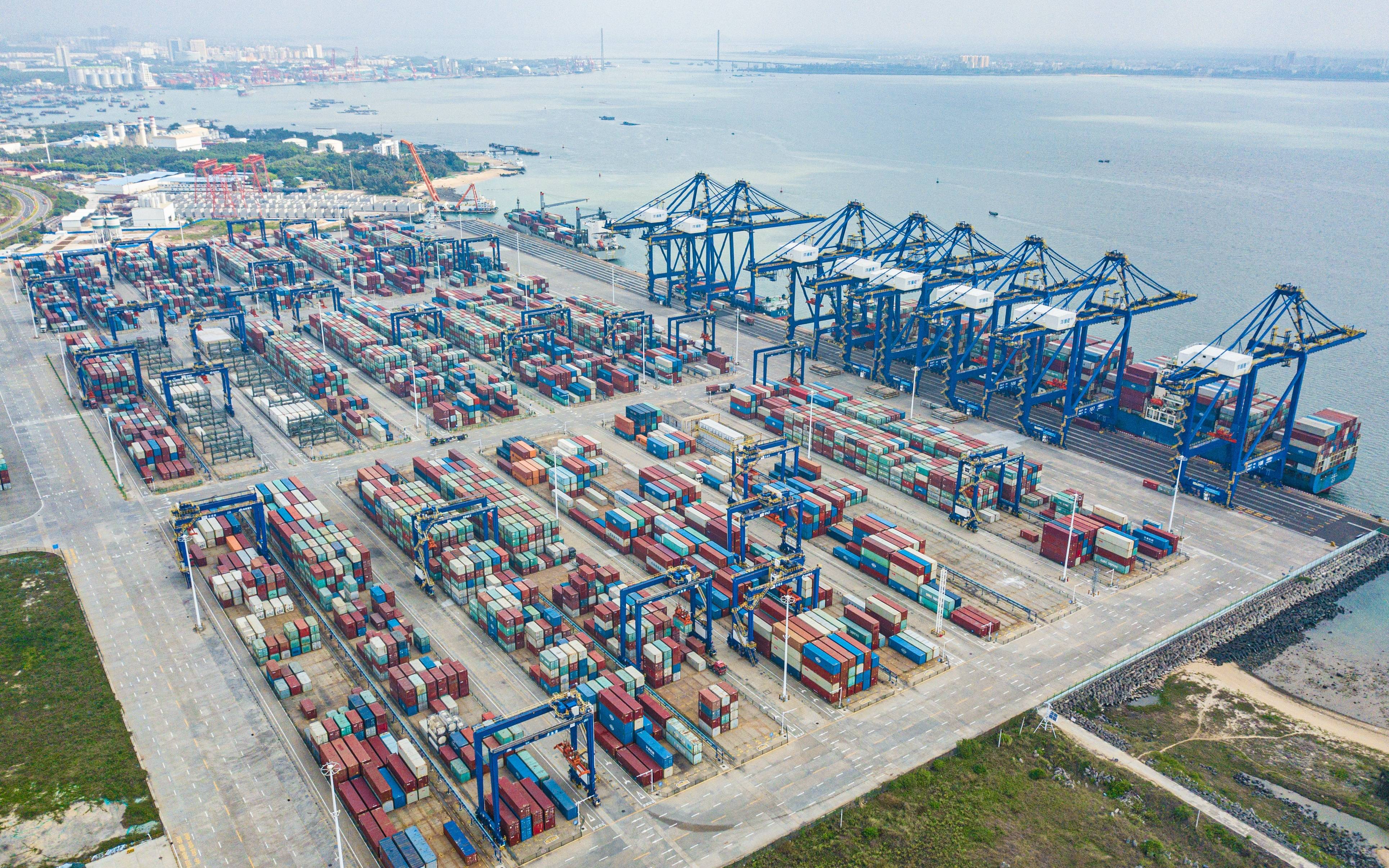 2022年12月10日在海南洋浦经济开发区拍摄的洋浦国际集装箱码头