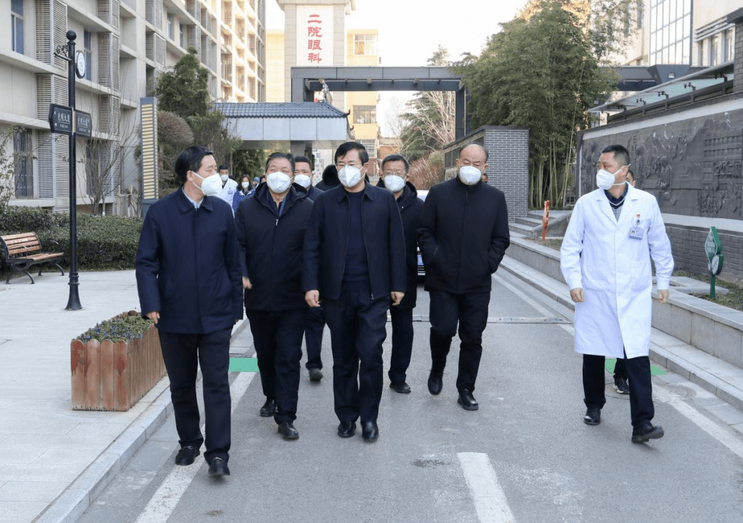 临渭区委副书记,代区长菊峰到渭南市第二医院调研指导医疗救治工作