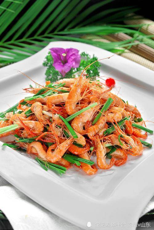 材料:河虾250克,尖椒2个,胡萝卜1段,油盐适量,椒盐1/2茶匙,料酒1汤匙