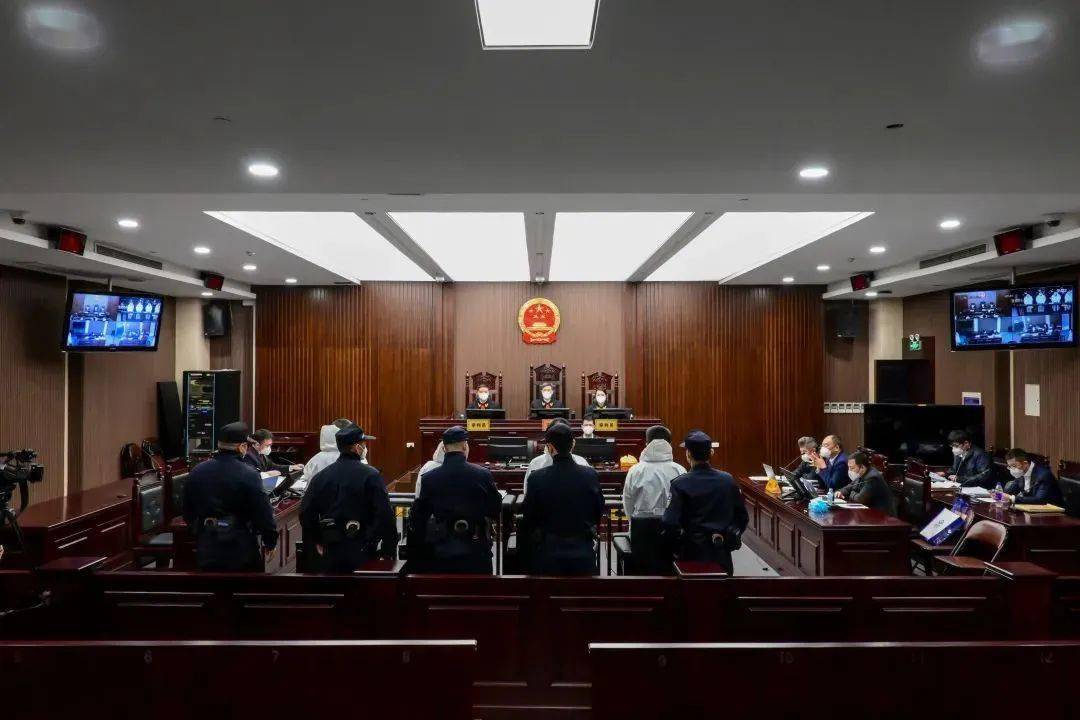 温州银行原行长一审被判死缓、终身监禁