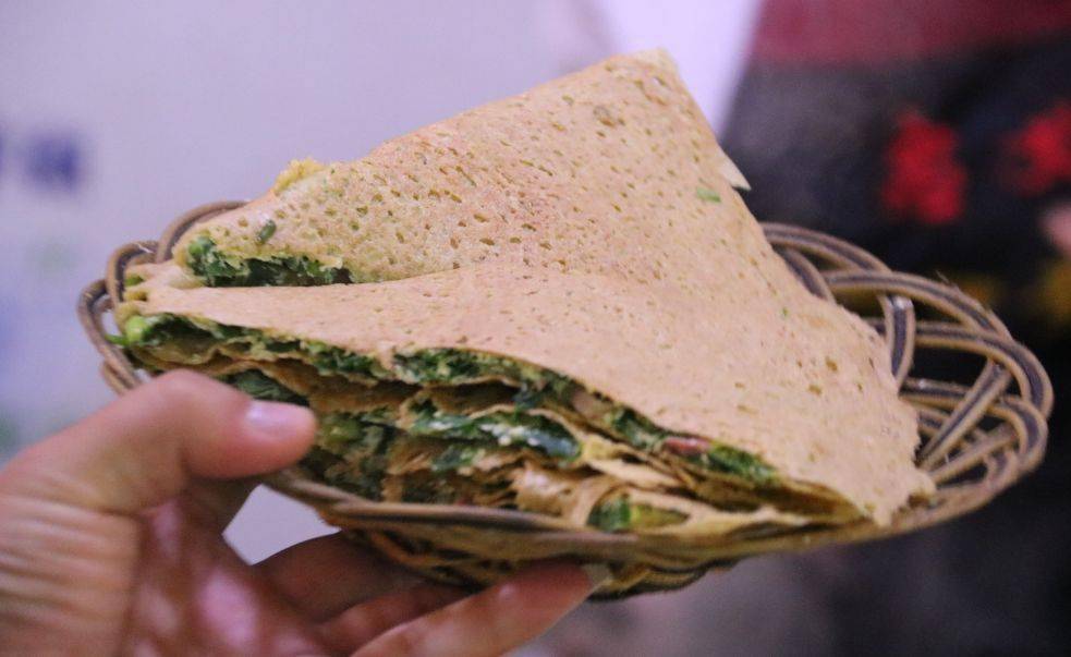 交河煎饼用料考究,做工精细.