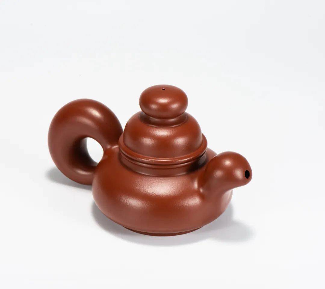 2014年设计的松鼠壶受到汪寅仙大师的点评指导,同年荣获金奖.2020年始