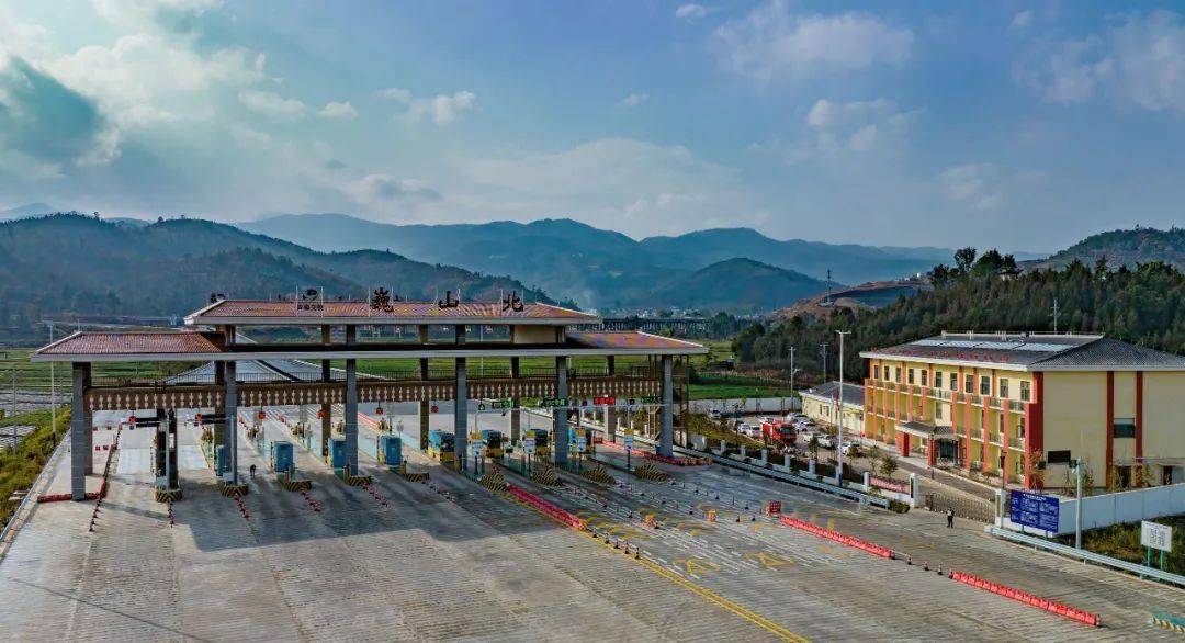 南涧西收费站 (叶东生 摄)今年6月30日24时,大南高速巍山至南涧段建成