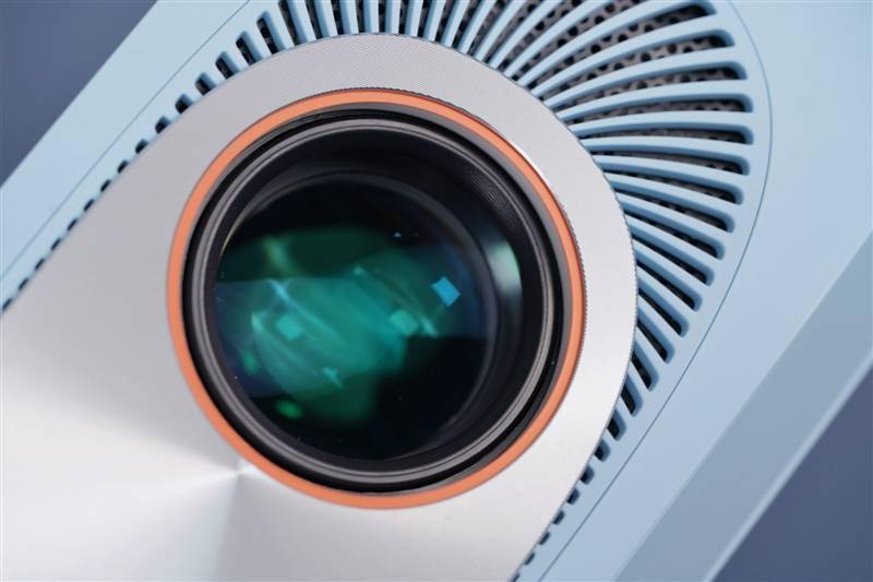 千元高颜值！联想小新100智能投影仪晨曦蓝评测：家庭影院入门就选它了