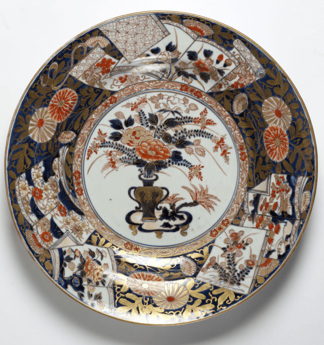 台北故宫藏日本 有田窑 五彩描金花卉菊瓣式盘可以看得出来,柿右卫门