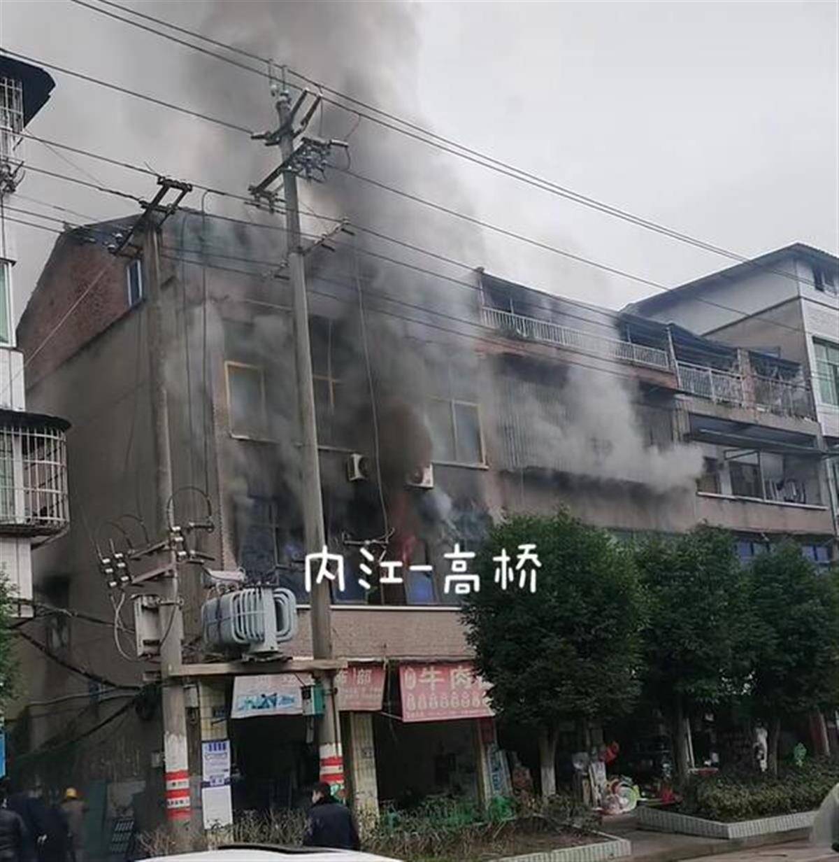 民房失火消防冒险救出男婴,孩子送医后仍不幸身亡_火灾_内江_高桥镇
