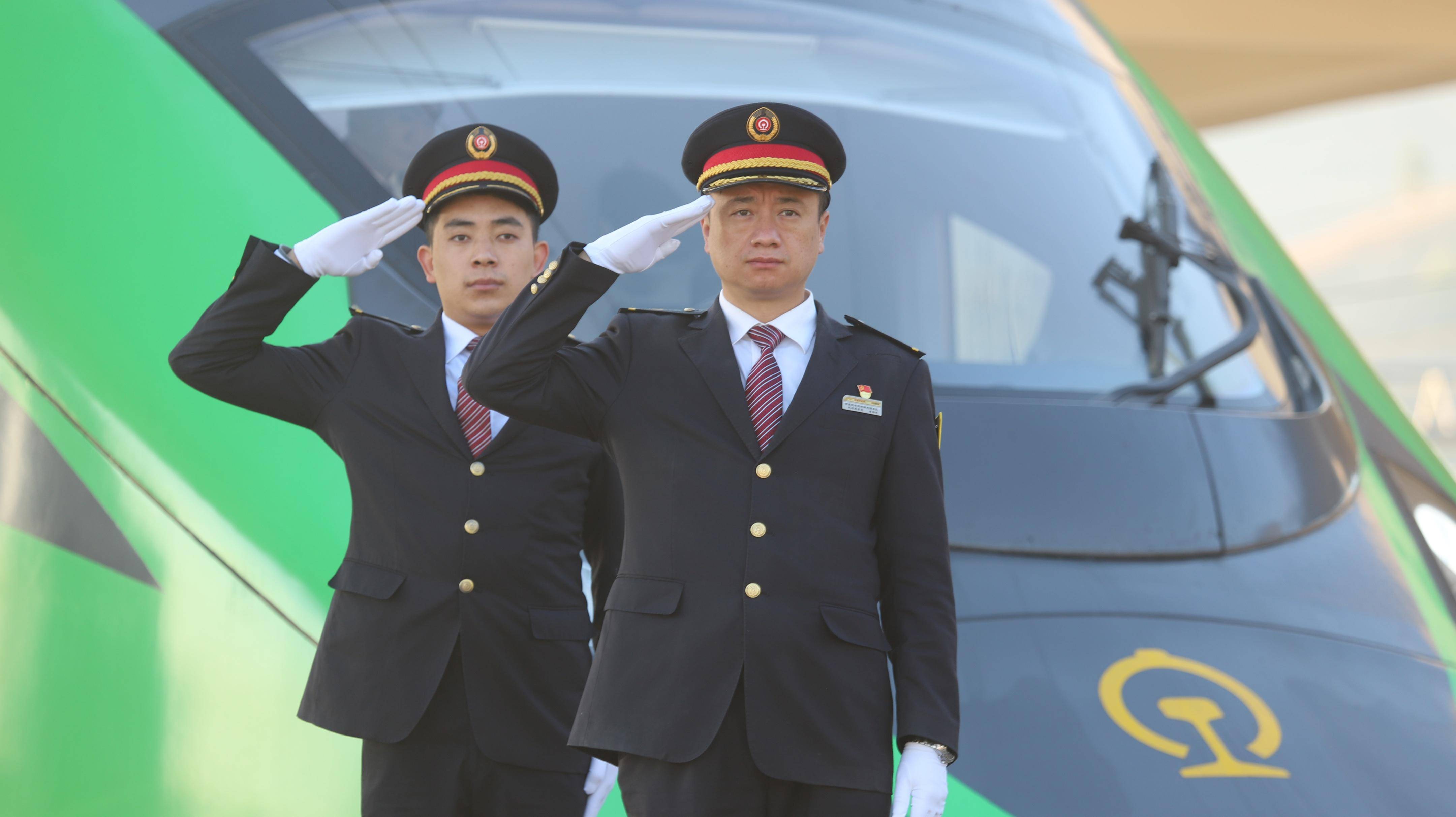 2021年,大学毕业1年后,沙马伍且考入西昌机务段,成为一名实习火车司机