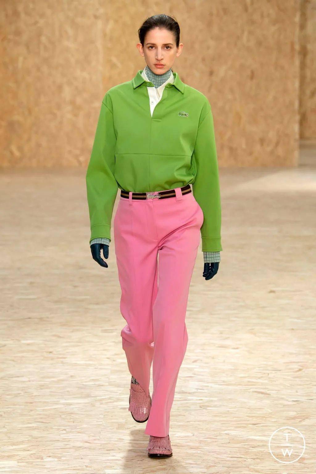 冬日绿色系穿搭,时髦显肤白,显气质!_白色_对比_组合